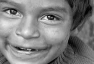 Sonrisa de niño, manos de hombre...