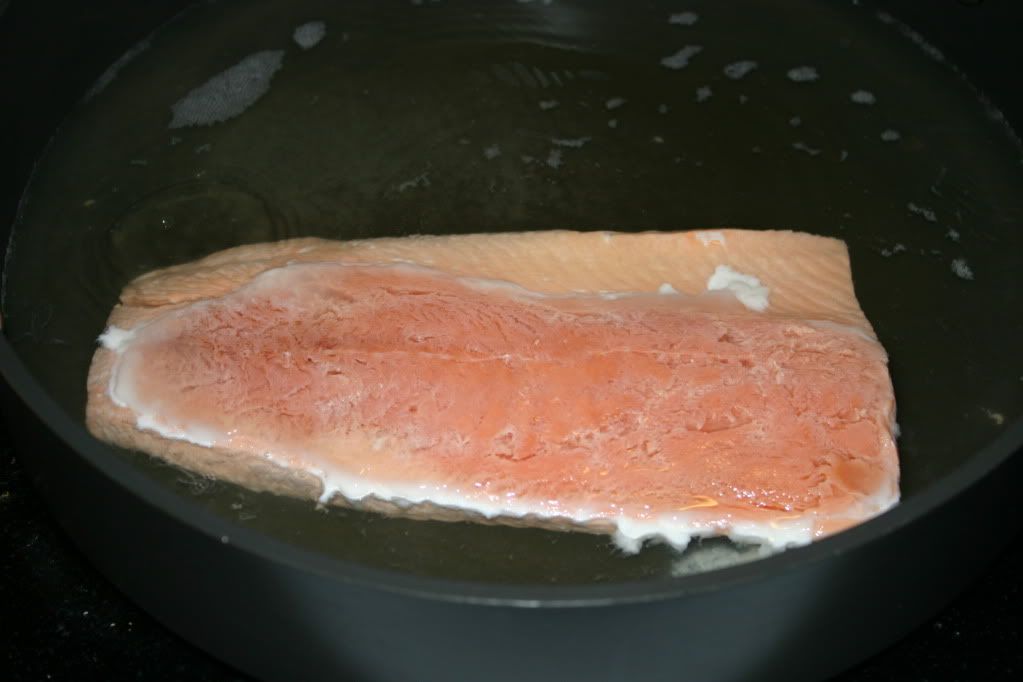 Poaching the salmon fillet Poaching the salmon fillet