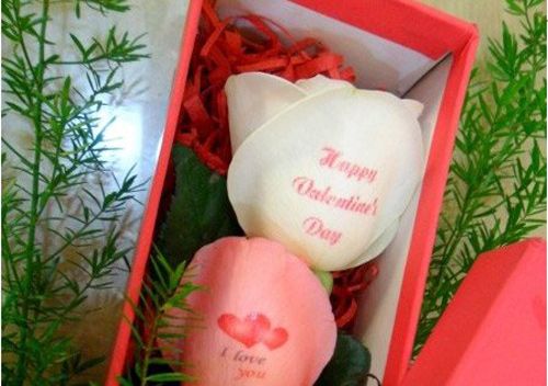 tìm nơi viết chữ lên hoa hồng cho ngày valentine .