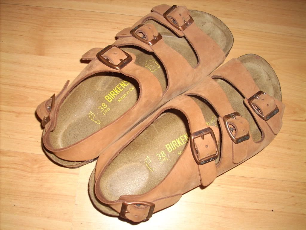 http://i679.photobucket.com/albums/vv159/skittax8/BirkenstockOsloSandals001.jpg?t=1242624705