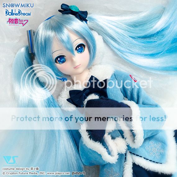 [Reedición] Miku Hatsune Dollfie Dream(Via lotto) y Fluffy Coat Outfit Set (Volks)  HIE1454054770